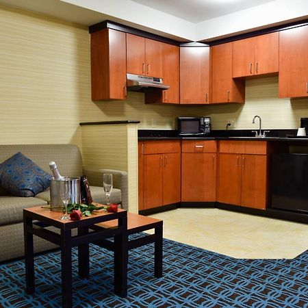 Fairfield Inn Hartford Airport Уиндзор Локс Екстериор снимка