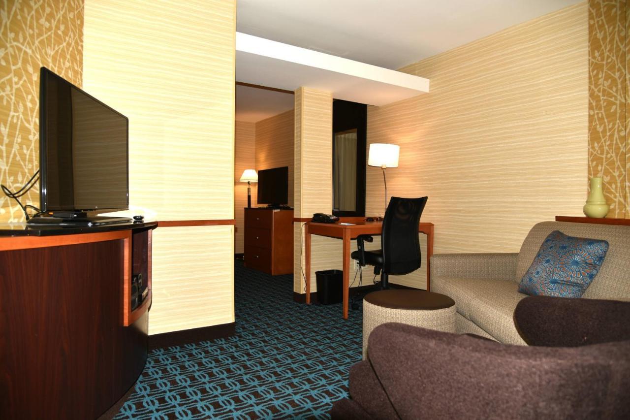 Fairfield Inn Hartford Airport Уиндзор Локс Екстериор снимка