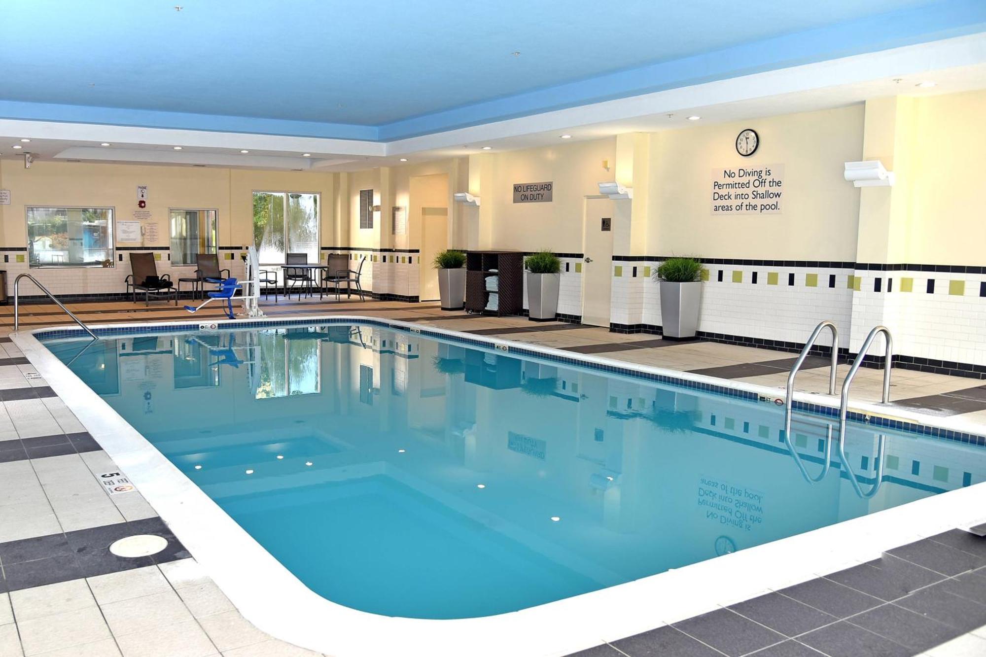 Fairfield Inn Hartford Airport Уиндзор Локс Екстериор снимка