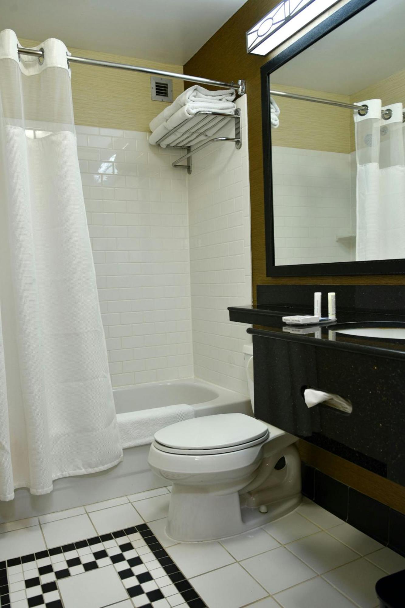 Fairfield Inn Hartford Airport Уиндзор Локс Екстериор снимка