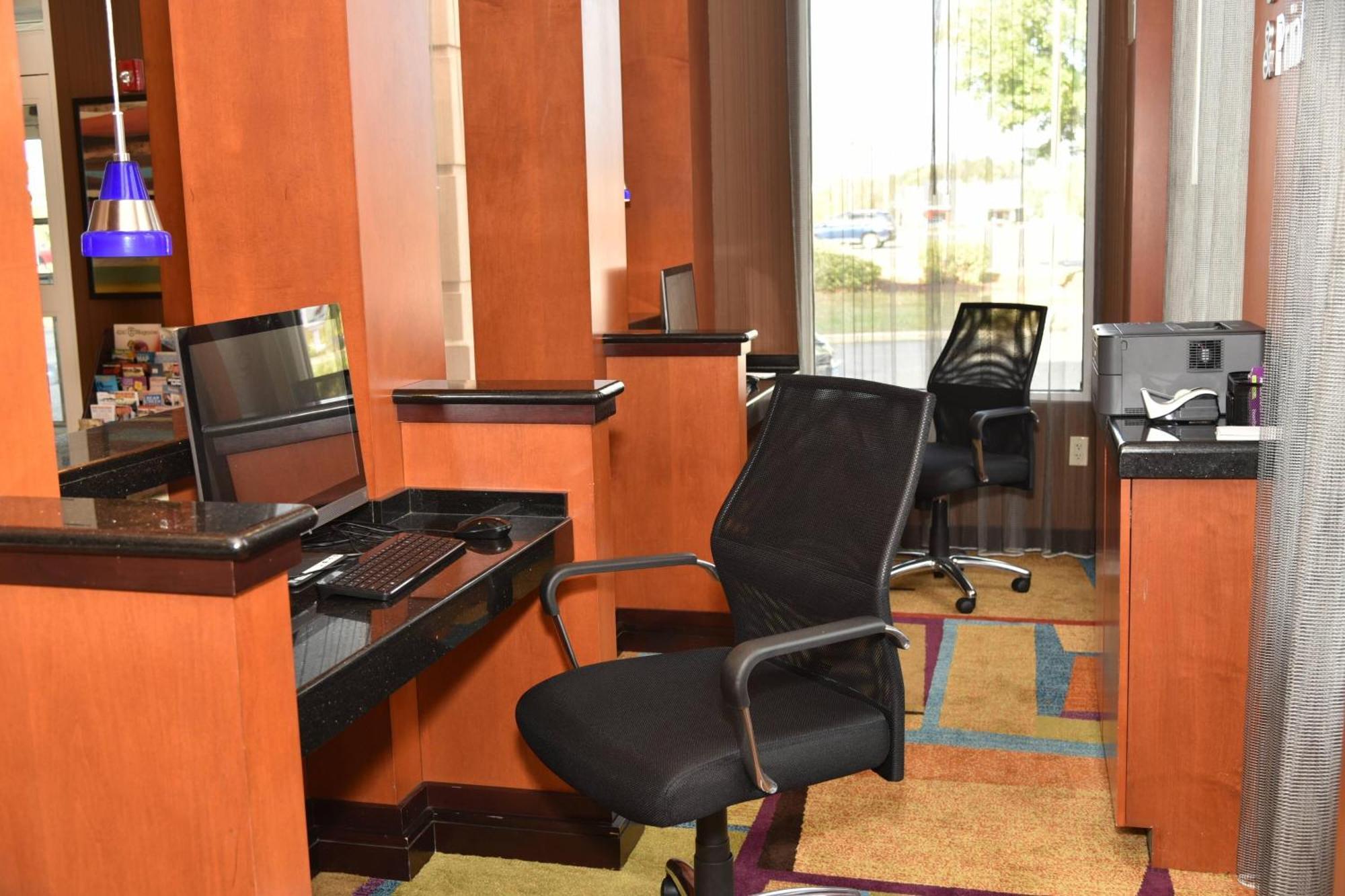 Fairfield Inn Hartford Airport Уиндзор Локс Екстериор снимка