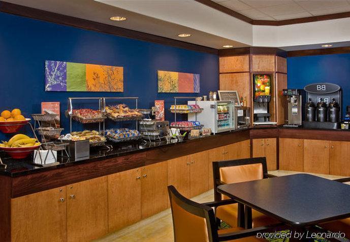 Fairfield Inn Hartford Airport Уиндзор Локс Екстериор снимка