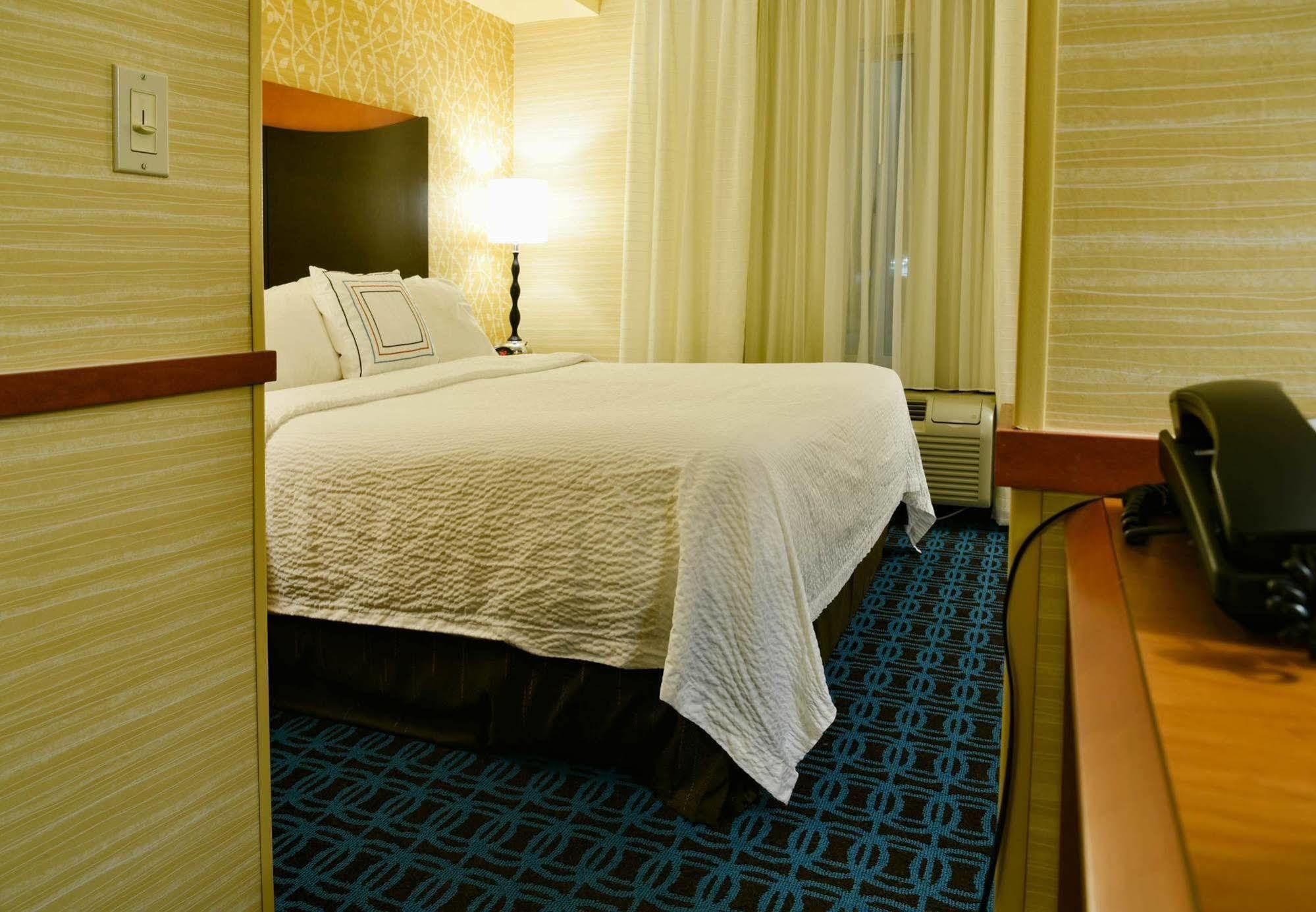 Fairfield Inn Hartford Airport Уиндзор Локс Екстериор снимка