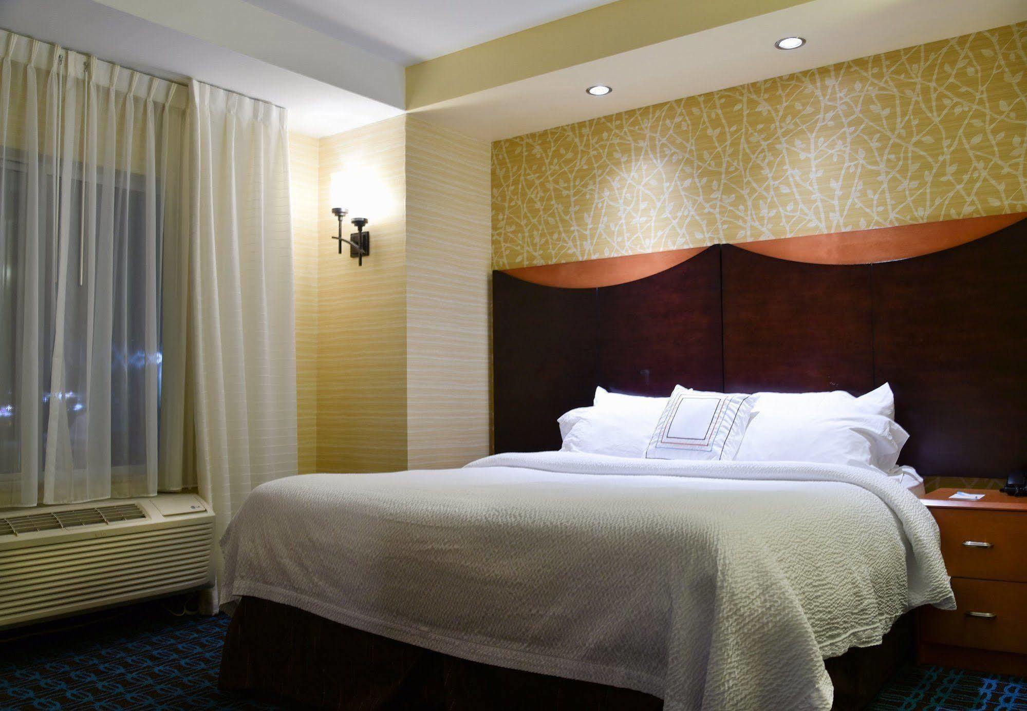 Fairfield Inn Hartford Airport Уиндзор Локс Екстериор снимка