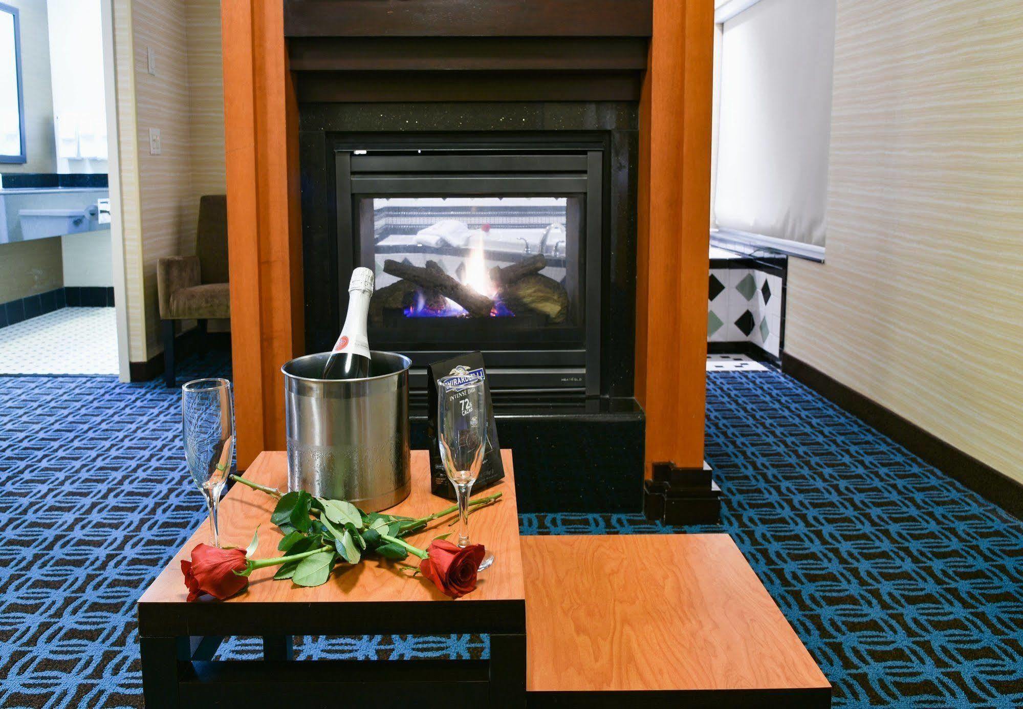 Fairfield Inn Hartford Airport Уиндзор Локс Екстериор снимка
