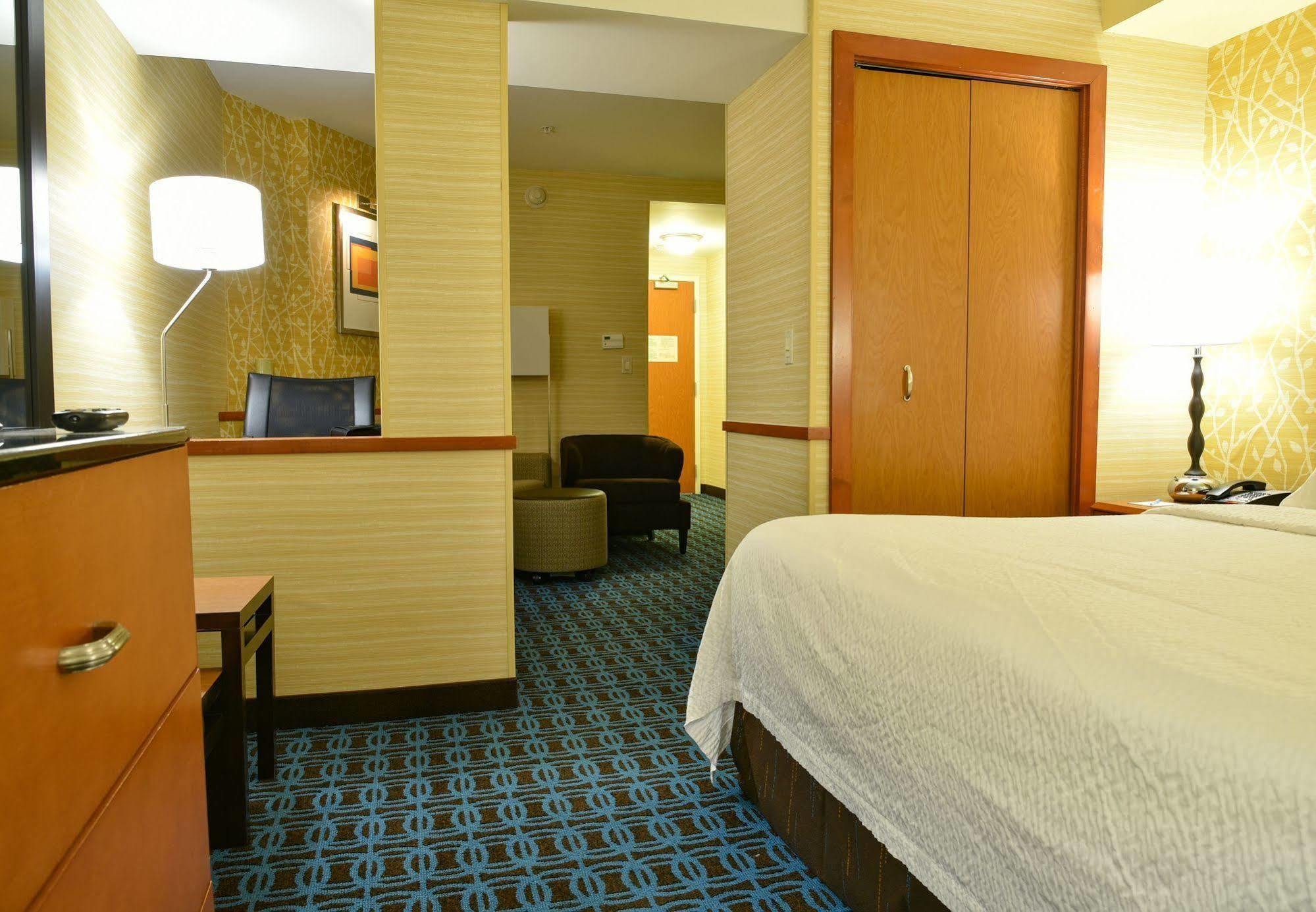 Fairfield Inn Hartford Airport Уиндзор Локс Екстериор снимка