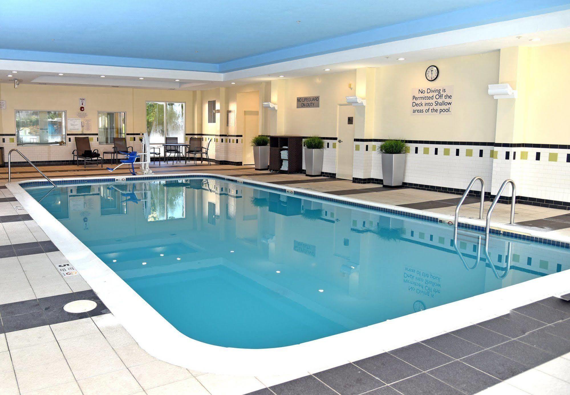 Fairfield Inn Hartford Airport Уиндзор Локс Екстериор снимка