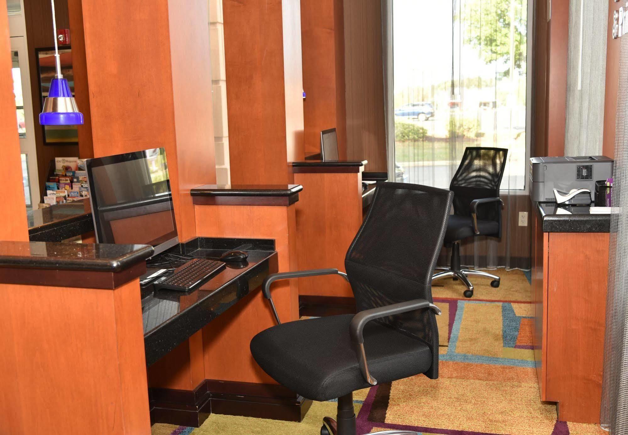 Fairfield Inn Hartford Airport Уиндзор Локс Екстериор снимка